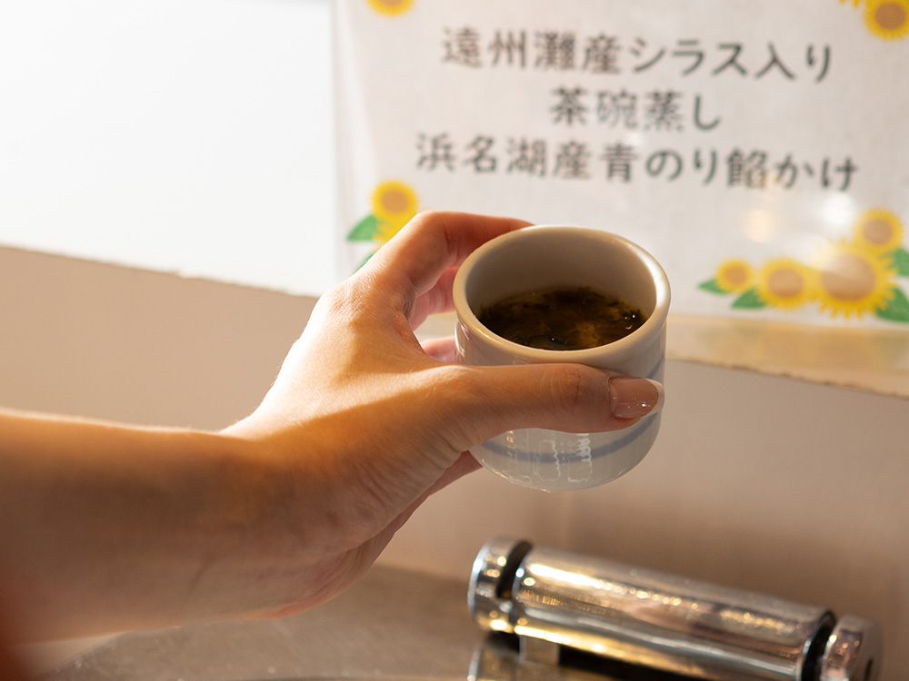 小鉢が並ぶビュッフェコーナー