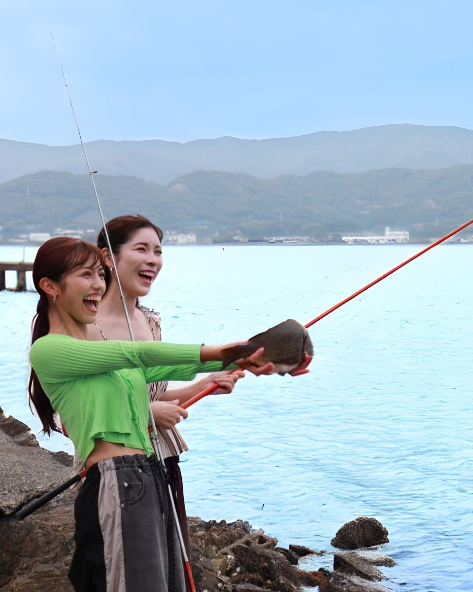 大きな魚を釣った様子