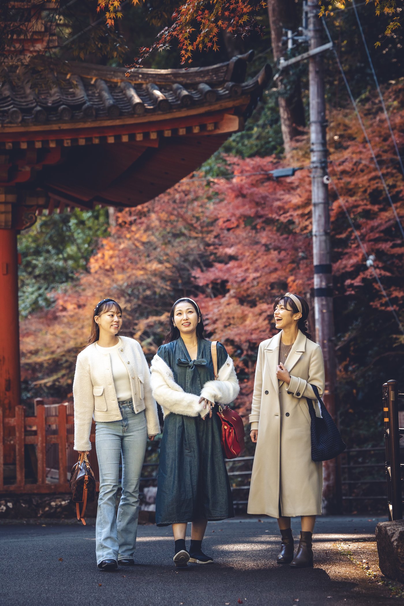 方広寺の山門と紅葉を見上げながら歩く3人