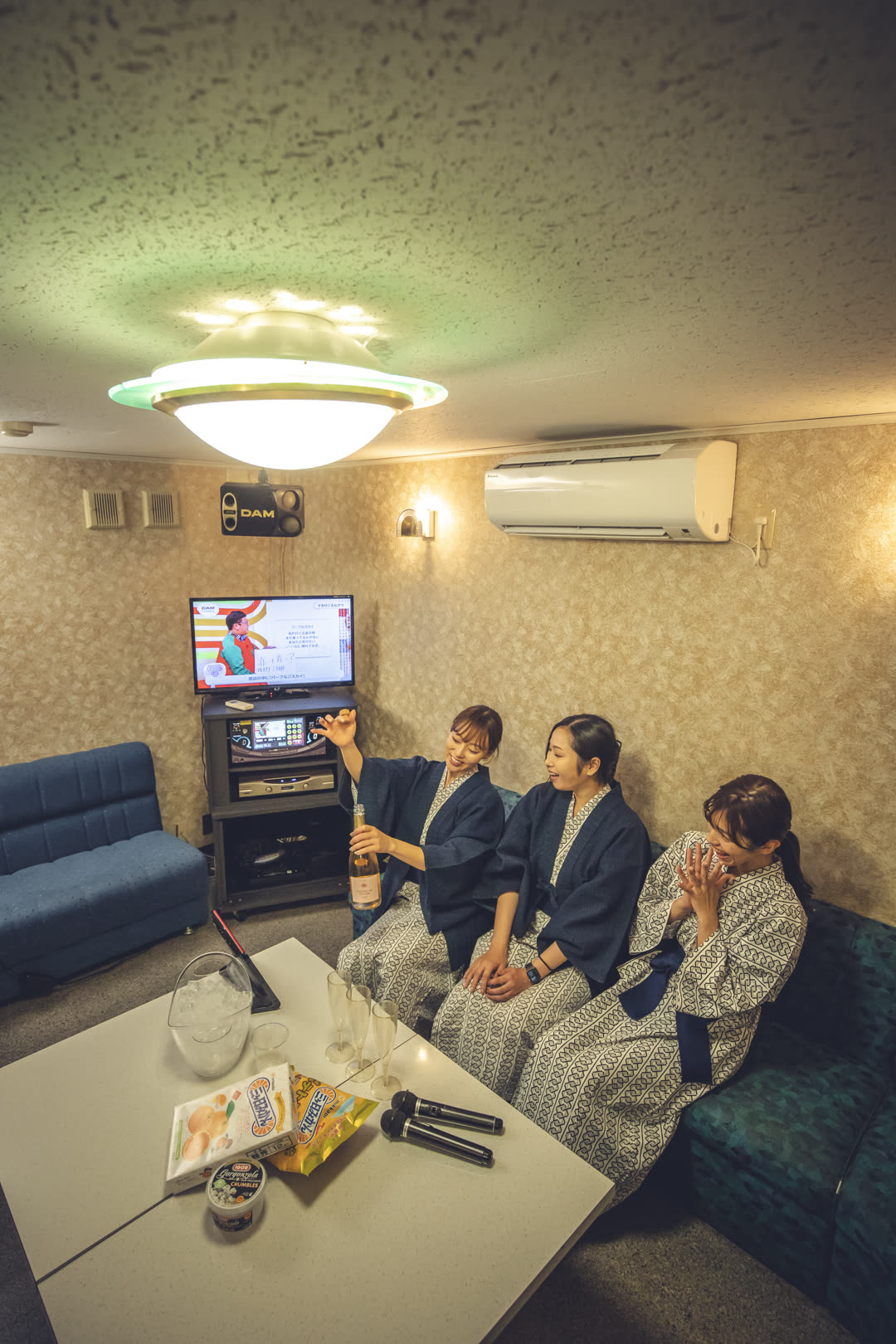 浴衣姿で館内のカラオケを楽しむ様子