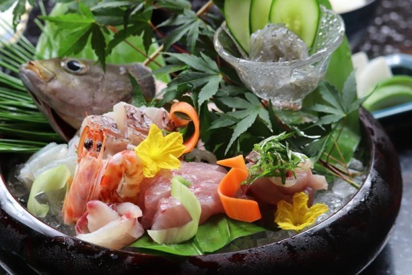 色とりどりの地魚を盛り合わせたお造り