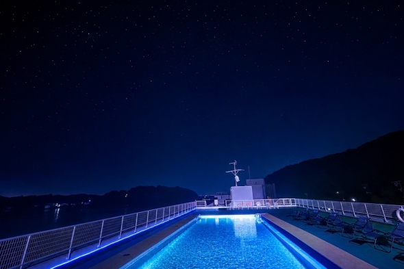 夜の屋上スカイプールと奥浜名湖の夜空