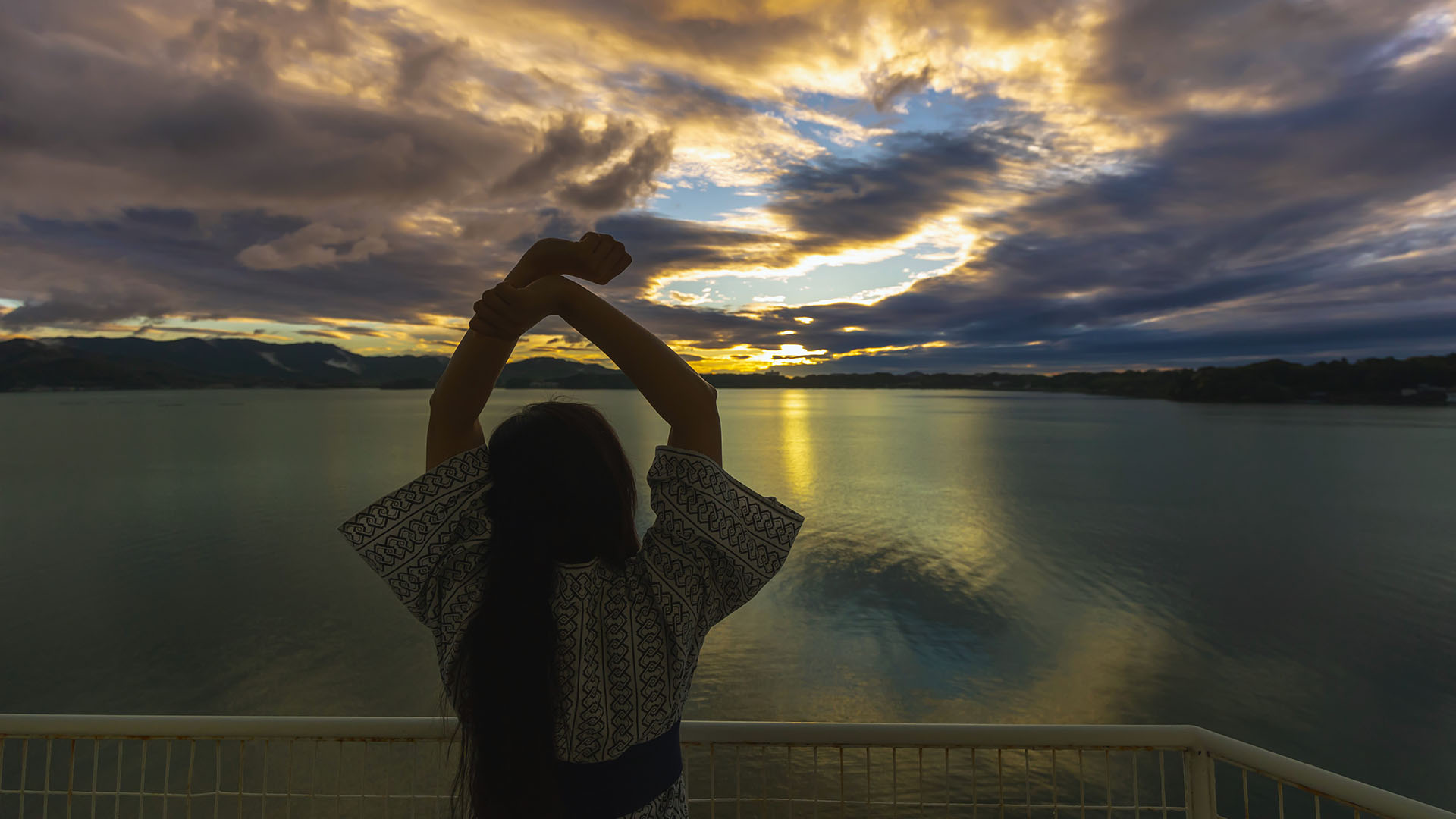 浜名湖の朝日を浴びる