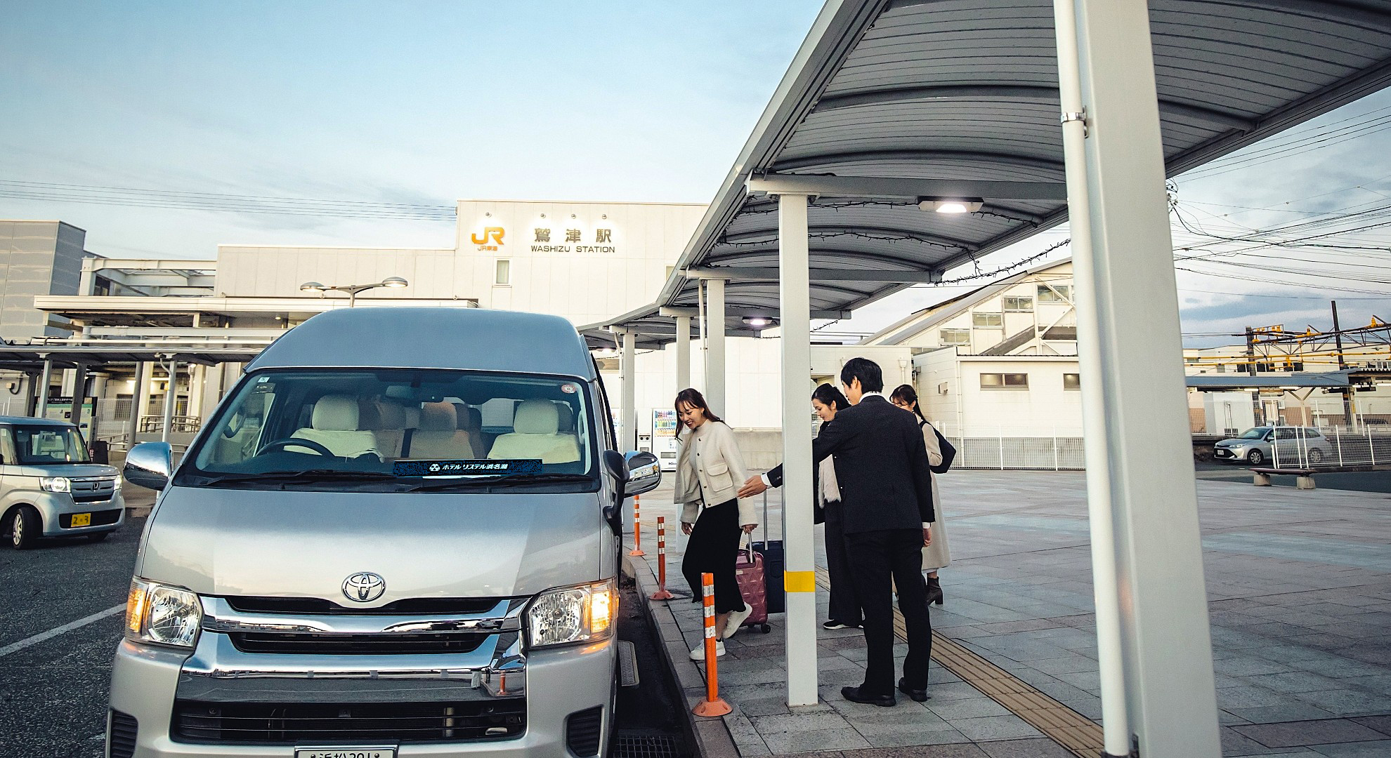 JR鷲津駅での無料送迎バスのお迎え風景