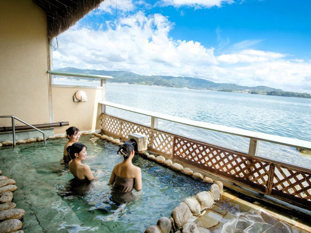 湖面すれすれの露天風呂 煌天の湯