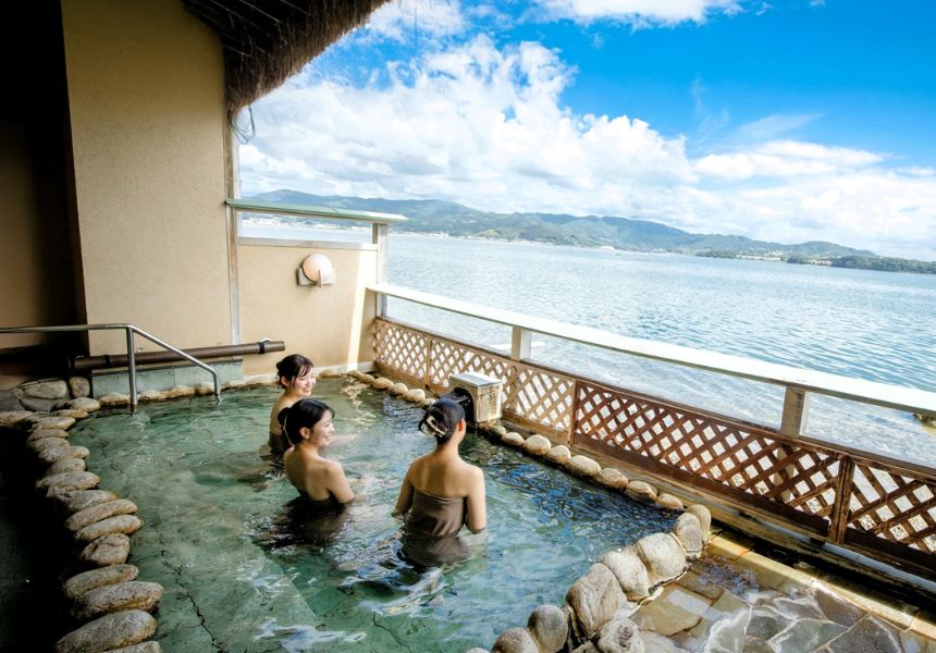 湖面すれすれの露天風呂 煌天の湯